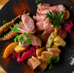 日比谷で味わうイベリコ豚3種盛り合わせ｜イベリコ豚の違いを楽しめる食べ比べプレート！の写真