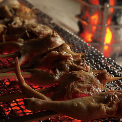当店名物の山賊焼きは、若鳥を備長炭で焼き上げます。豪快にかぶりついてお召し上がりください。