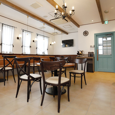 夕方以降の時間帯には、4名席を利用した軽い飲み会ニーズにも対応。スキレット料理やカフェアルコールを囲んでの大人のカフェタイムに最適です。落ち着いた照明が、日常から少し離れたひとときを演出します。