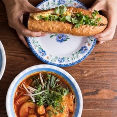 日本米を100%使用した自社製麺の《生めんフォー》が魅力