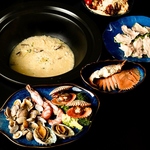 当店の人気メニュー、海鮮蒸気鍋は新鮮な食材を使用しております。また鍋の定番〆のお粥が絶品です！