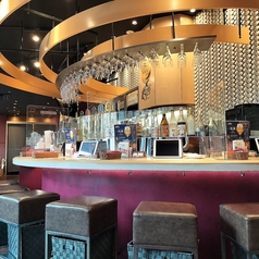 【カウンター席】デートや気軽な飲み会に。おひとり様歓迎！女性のおひとり様でもご利用しやすいおしゃれな雰囲気です。丁寧に注がれるビールを目の前で楽しめる人気のお席★会社帰りやデートにもお勧めです