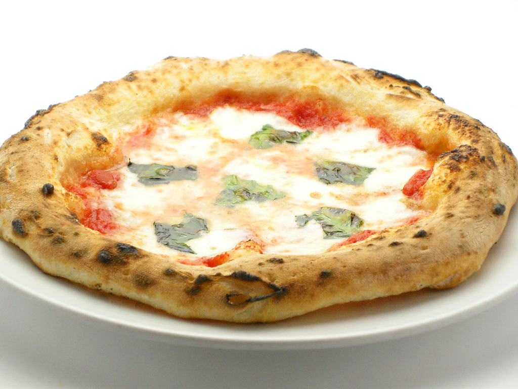 焼きたての本格石窯焼きナポリピッツァ・・生地から発酵熟成させオーダー後石窯で焼き上げます