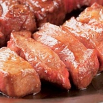 炭火でじっくり焼いたお肉は絶品です。
