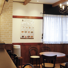 木目調のカウンターでは、肩肘張らずに過ごせる雰囲気が魅力です。スタッフとの距離感もほどよく、気軽にオーダーできるスタイルでリピーターも多め。コーヒー1杯だけの立ち寄りにも適しています。
