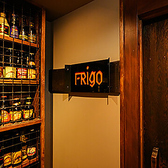 入口の扉は、温かみのある木材で作られ、独特のデザインが印象的です。「FRIGO」のサインがあり、訪れる人を迎え入れます。この扉を開けると、ビールの世界が広がり、特別なひとときを体験できます。