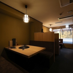 4人掛けのソファーボックス席です。周りに気兼ねなく食事と会話を楽しめる雰囲気で、ゆったりとした時間をお過ごしください。大切なプライベート空間としてお使いいただけます。20名様～46名様で貸切も承ります。