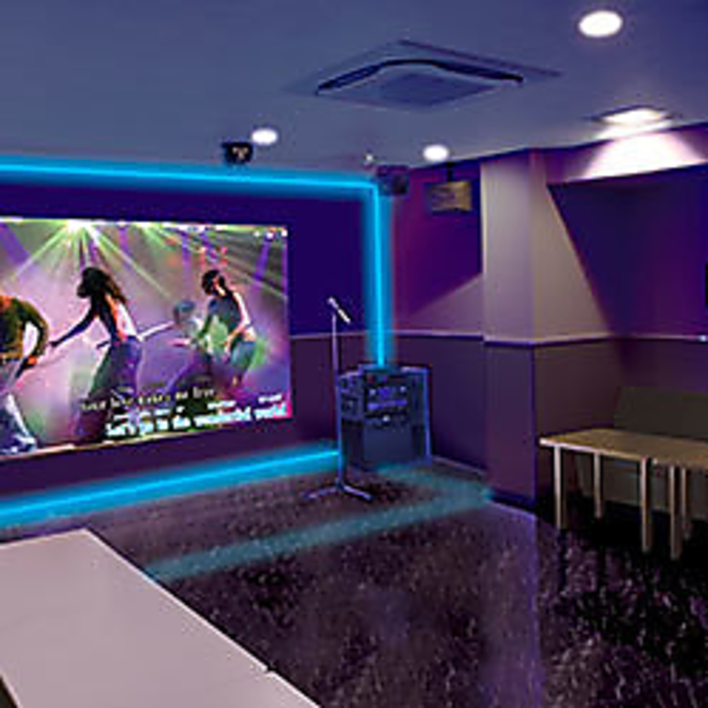 【プロジェクタールーム】大型スクリーンと大型モニターを設置したお部屋ございます♪※写真は系列店