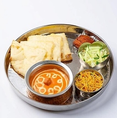 お得なランチセットではナン+多彩なカレーを楽しめる♪