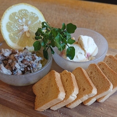 鰹アンチョビと酒盗クリームチーズ トースト添え