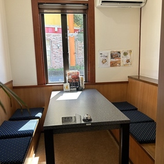 6名様用の個室が1つございます。