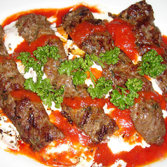 イスケンデルケバブ　Grilled beef, topped with tomato sauce and yogurt