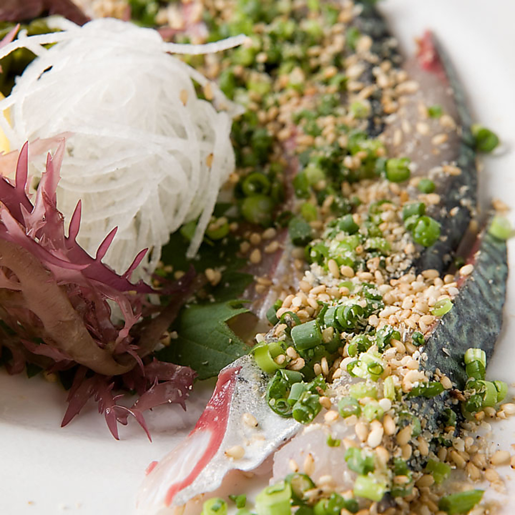 やみつきになる博多名物の胡麻サバ！新鮮な長崎ハーブサバを使ったこだわりの料理です。