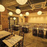 地元食材を使用した料理を囲み、仲間と過ごす最適な場所