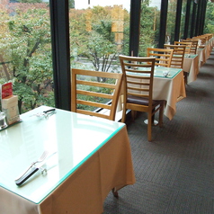 外の緑を感じながらお食事ができる窓際のお席。