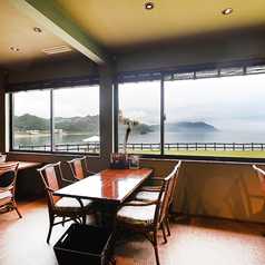 【地元の方にも大人気です！】地元のお客様にも大人気の当店。気軽に立ち寄れるカウンター席で、新鮮な海の幸を楽しんでいただけます。