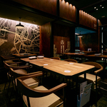 落ち着いた空間のテーブルエリア。お仲間のパーティやデートにも。貸切パーティも可能です!
