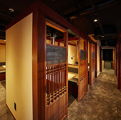 4名様まで着席可能な完全個室をご用意いたしました。壁に囲まれたプライベートな空間は、周囲の視線を気にすることなくお食事に集中できます。ご家族や、親しい友人同士で気兼ねなく盛り上がりたい時におすすめ◎落ち着いた雰囲気の中で、水入らずの特別な時間をお過ごしいただけます。