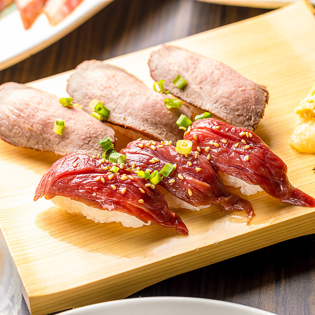 人気絶頂中！口の中に入れた瞬間にとろけるような旨さが広がる肉寿司は絶品の美味しさです！