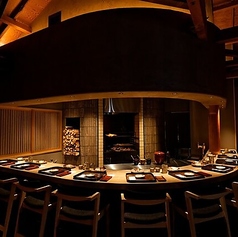 職人の鮮やかな手さばきを間近で見られる特等席です。お一人様はもちろん、大切な方とのデートにもおすすめで、料理が運ばれてくるまでの時間も楽しめます。