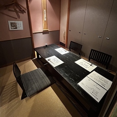 【こんぺき】【ぎんすず】2~4名様でご利用いただける掘りごたつの個室を2部屋ご用意しております。ゆったりと足を伸ばして寛げる空間は、お子様連れのご家族にも最適です。どうぞごゆっくりと食事をお楽しみください。