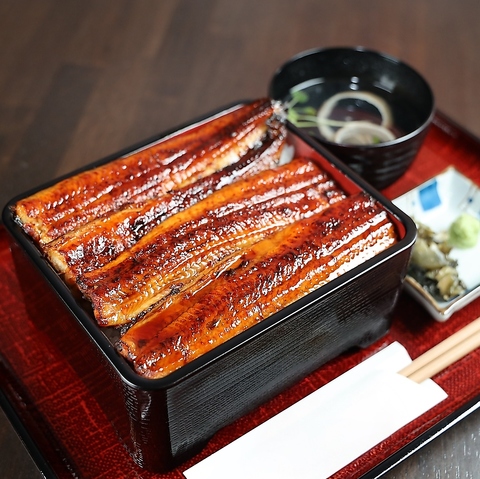 関西風と関東風の鰻を囲炉裏風席で楽しめる和の空間でゆったり♪