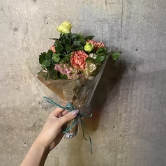 ミニブーケとサプライズケーキorデザート盛り合わせ月曜から金曜限定/前日までの要予約