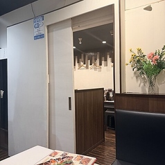 仕切りでプライベート空間が守られた個室。周囲の目を気にせずにワイワイ盛り上がることができます！