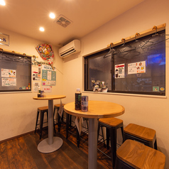 1Fの立ち飲みのお席は4名で円形のテーブルがございます。皆様でのご利用お待ちしております。