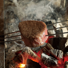 飛騨牛の味を生かす。職人の技が光る炭火焼ステーキ。