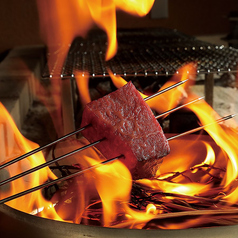 飛騨牛の旨みを高温で一気に閉じ込めます。藁焼きならではの芳ばしい香りと共にお楽しみください