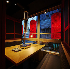 大人数での宴会に対応した広々とした個室空間です。仕切りを開放することで、20名～最大24名様までの団体利用が可能。フロアを隔てたプライベートな宴会が叶うため、会社の歓送迎会や、打ち上げなどのイベントにぴったりです。一体感のある空間で、本格的な焼肉宴会を存分に満喫していただけます。