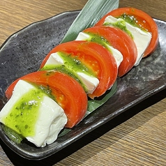 冷やしトマト/トマトとチーズのバジルソースがけ
