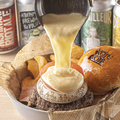 料理メニュー写真&nbsp;KOTEKOTE 和牛バーガーとろ～りラクレットチーズがけ