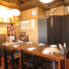 落ち着いた雰囲気が漂う店内は、どこか懐かしさを感じられる居心地の良い空間となっております。お席は4名様掛けのテーブル席を4卓ご用意しており、少人数でのお食事や気軽な集まりなど、様々な場面でゆったりとお過ごしいただけます。素敵な時間をぜひ当店でお楽しみください。