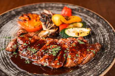 牛サーロインのソテー　カンノナウのソース　