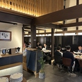 《会食にもオススメなテーブル席》大切な方へのおもてなしやビジネスでの食事会にも最適なテーブル席を設けております。伝統的な建物が並ぶ保存地区ならではの風情ある景色を感じながら落ち着いた和のインテリアが心地よく、美味しいランチやスイーツで心穏やかなひとときを過ごせるのが魅力です。