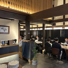 《会食にもオススメなテーブル席》大切な方へのおもてなしやビジネスでの食事会にも最適なテーブル席を設けております。伝統的な建物が並ぶ保存地区ならではの風情ある景色を感じながら落ち着いた和のインテリアが心地よく、美味しいランチやスイーツで心穏やかなひとときを過ごせるのが魅力です。