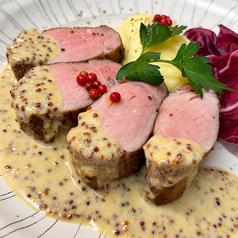 ●厚切り錦雲豚フィレ肉の低温ロースト (250g) 粒マスタードとバターのソース