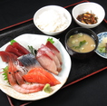 旬のお刺身を使ったお刺身御膳 1320円(税込)は、常連様や大人のサクのみ・サク飯に人気♪昼はランチメニューもございます。