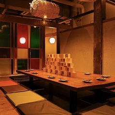 靴を脱いでゆったりとお座りいただけます。