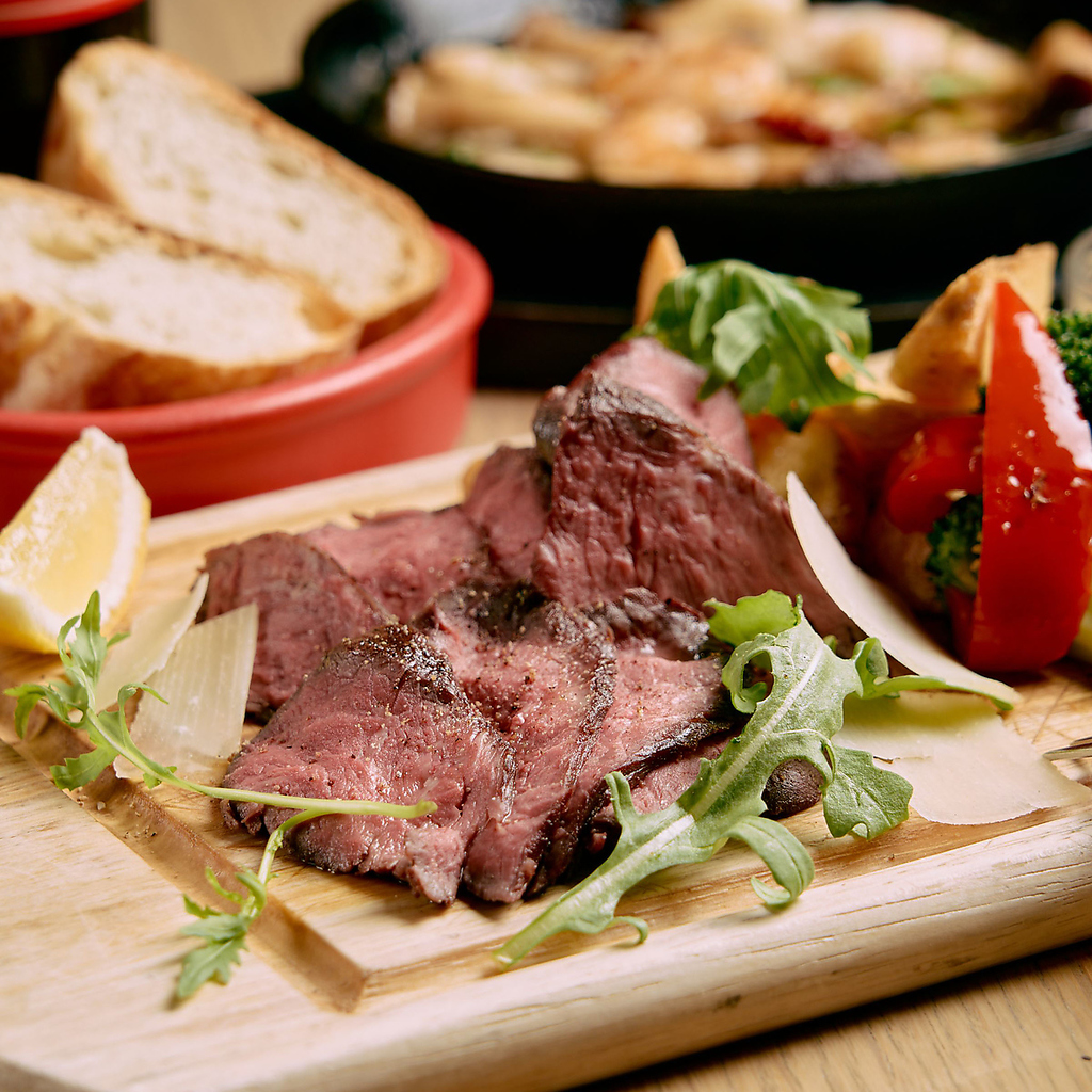 ピッツァ以外も充実のメニュー。ボリュームある肉料理の中でも、おすすめは牛ハラミステーキ