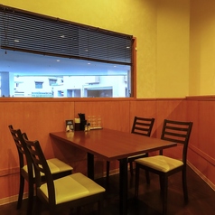 明るく親しみやすい空間には、友人やご家族とのお食事に最適なテーブル席を多数ご用意しております。広々とした空間にゆったりと配置されているため、周囲を気にせずお食事や会話を心置きなく楽しめます。様々なシーンでご利用いただける、居心地の良い席で、本格中華をご堪能ください。