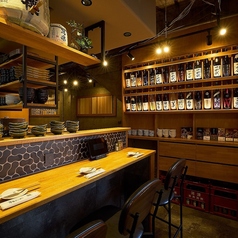 【カウンター席：4名様まで】お一人様・デートにおすすめ◎プライベート空間。調理の過程を楽しめるオープンキッチンのカウンター席は、まさに特等席！職人の手捌きや音、香りを間近で感じられるライブ感が魅力です。お一人様でもゆったりと落ち着いてお過ごしいただけます。お気軽にご利用ください。