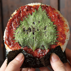 自家製味噌を塗って炭火で焼き上げる山賊焼きおにぎりは、当店の名物料理です。是非ご賞味ください。