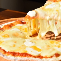 トマトとモッツァレラのクリスピーピザ/Crispy pizza with tomato and cheese