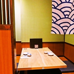 【ゆったり寛げる個室】掘りごたつの完全個室は会社でのご宴会や女子会、ママ会、オフ会など、ワイワイ集まる中規模宴会におすすめです。また、幹事様にもお得なクーポンや2時間飲み放題付きのコースを4,000円(税込)～各種ご用意しております！単品飲み放題ももちろんございます！活気ある当店へぜひ！