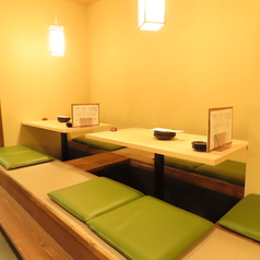 ゆったり座ってくつろげる人気の掘りごたつ席。酒薬坐自慢の料理と種類豊富なお酒をこころゆくまでご堪能ください♪