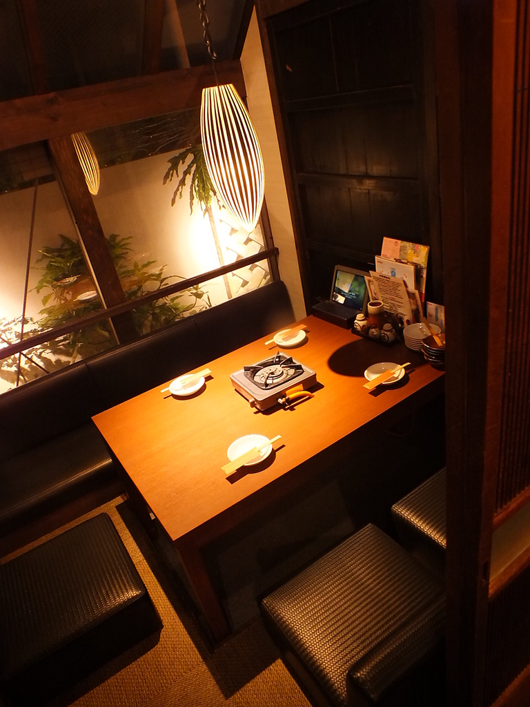 店内はレトロな家具と暖かみのある木の造りで、隠れ家のような落ち着ける空間です。