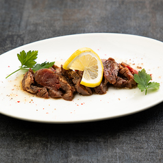 低温調理で仕上げた牛タン燻製